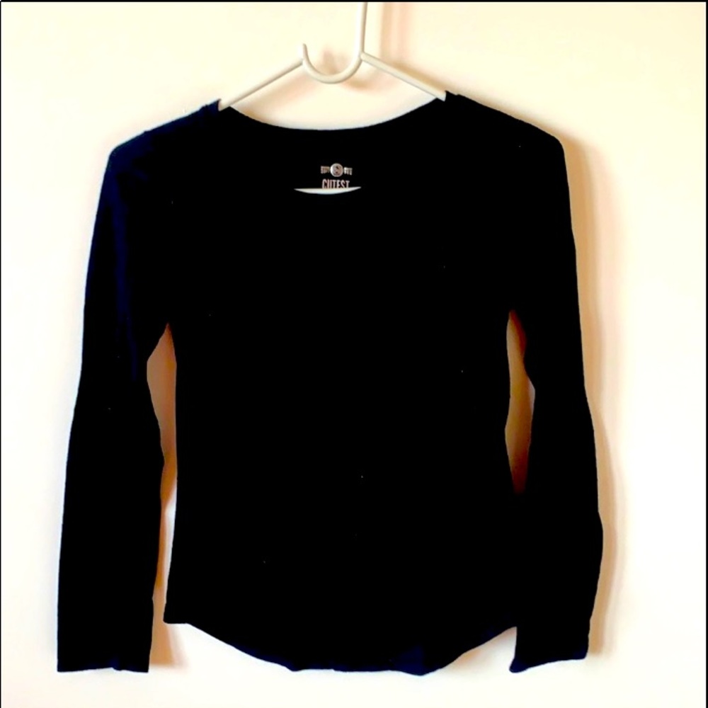 Long sleeve black basic tee by So.